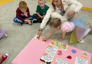 Dziewczynka przykleja obrazek