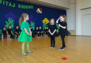 Dzieci na scenie gąsienica i mrówki