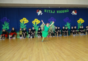 Dziewczynka w stroju motyla