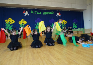 Dziewczynki z chustami