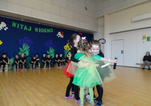 Dziewczynki się przytulają