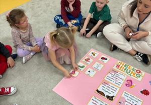 Dziewczynka przykleja plakat