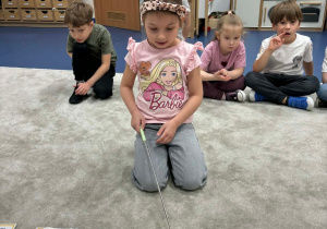 Dziewczynka wskazuje biedronkę