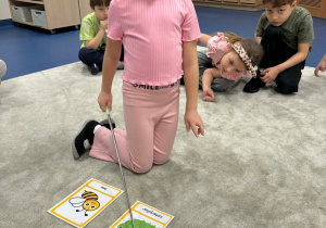 Dziewczynka wskazuje gąsienicę