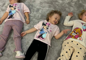 Dzieci leża na podłodze