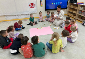 Dzieci w kole z panią