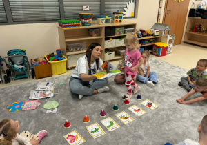 Dziewczynka wskazuje porę roku