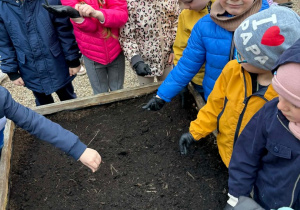 Pięciolatki w ogrodzie