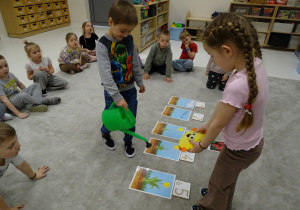 dzieci dowiadują się co jest potrzebne do wzrostu rośliny