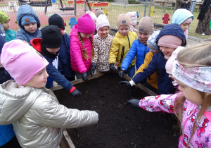 dzieci podczas wiosennych prac w ogrodzie