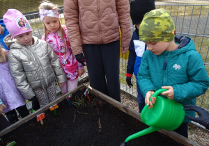 dzieci podczas wiosennych prac w ogrodzie