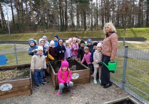dzieci podczas wiosennych prac w ogrodzie