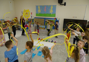 dzieci podczas zabawy muzyczno-ruchowej
