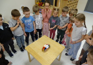 dzieci podczas obserwacji doświadczenia kolorów tęczy