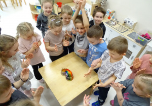 dzieci podczas obserwacji doświadczenia kolorów tęcz