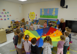 wiosenne zabawy z chustą animacyjną