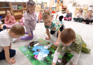 dzieci dopasowują sylwety owadów do cieni