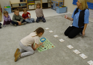 dziecko nazywa szuka liczy owady i odszukuje na planszy