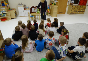 dzieci poznają etapy rozwoju żaby