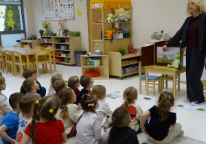 dzieci słuchają historii