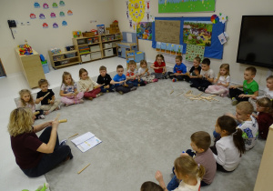 dzieci podczas instrumentacji piosenki