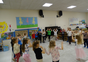 dzieci w zabawie muzyczno-ruchowej