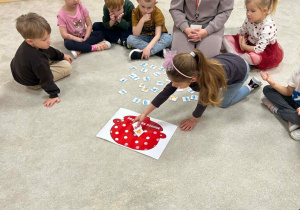 dzieci dopasowują odpowiednie obrazki