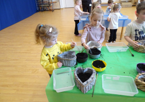 dzieci podczas warsztatów