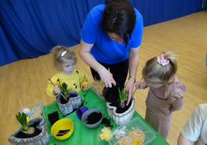 dzieci wsypują ziemię