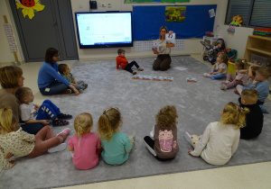 dzieci słuchają opowiadania