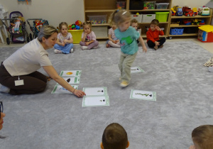 pani pokazuje etapy wzrostu rośliny