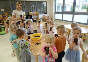 dzieci pokazują swoje cebulki