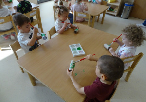 dzieci kolorują rolkę po paierze towaletowym