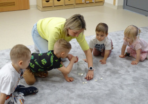 pani pokazuje fasolki