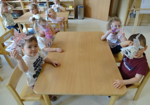 dzieci z pokolorowanymi wróżkami i elfami