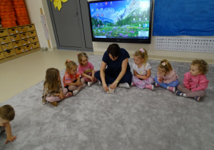 pani pokazuje jak siać rzeżuchę