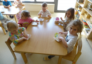 dzieci sieją rzeżuchę