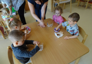 dzieci sieją rzeżuchę