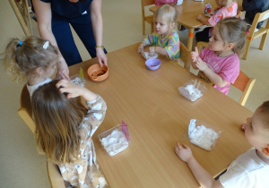 dzieci sieją rzeżuchę