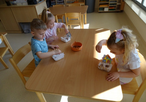 dzieci sieją rzeżuchę