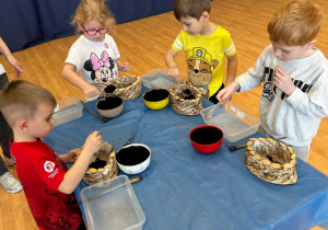 dzieci podczas warsztatów wiosenno-wielkanocnych