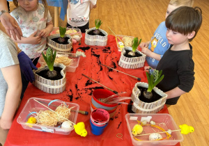 dzieci podczas warsztatów wiosenno-wielkanocnych