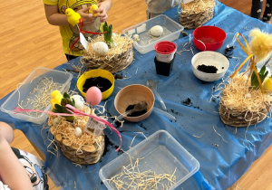 dzieci podczas warsztatów wiosenno-wielkanocnych