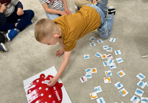 dzieci dopasowują obrazki do garnka