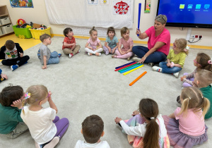 pani pokazuje kolory bibuły