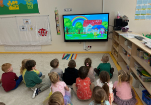 dzieci oglądają film o tęczy