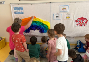 pani robi tęczę z bibuły