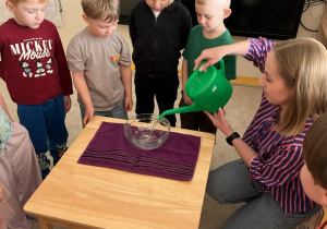 pani wlewa wodę do naczynia