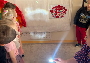 pani pokazuje kolory tęczy podczas doświadczenia