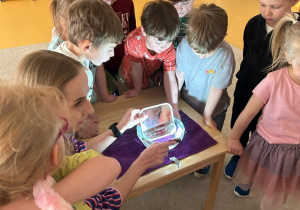 pani pokazuje kolory tęczy podczas doświadczenia